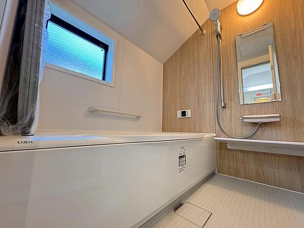 【バスルーム】一日の疲れを癒すバスルームです。いつでも温かいお湯に浸かっていただけるよう、追炊き機能がございます。また、雨の日や花粉の時期のお洗濯に最適な浴室換気乾燥機能もございます。