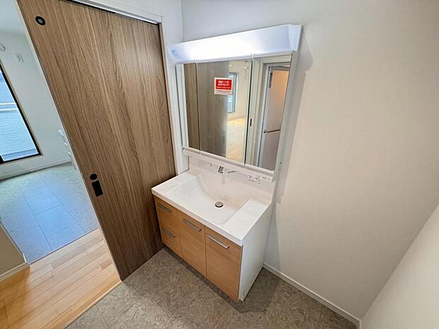 【洗面化粧台】実用性と機能美を兼ね備えた先進の洗面化粧台になります。耐水性や撥水性にも優れた仕様、3面鏡と一体となったキャビネットは収納力もUPします。