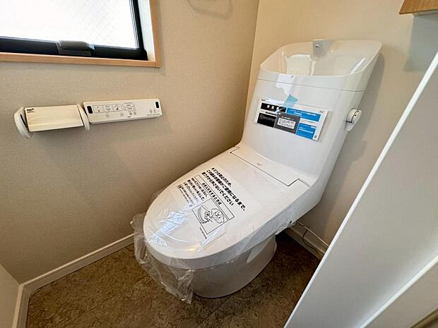 【トイレ】白を基調とし、清潔感をデザインしたトイレ空間です。使い心地もしっかり追求した先進のトイレを搭載しております。