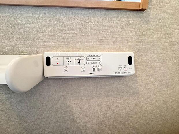 【ウォシュレット機能付きトイレ】ウォシュレット機能付きトイレは2箇所に設置され生活動線が便利な間取りです。