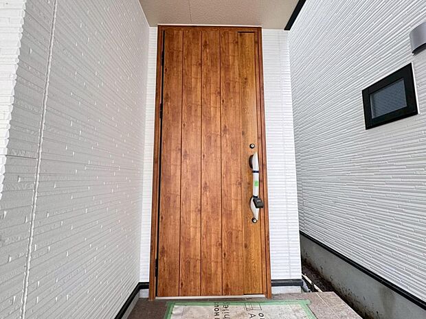 【玄関】お住まいの第一の顔「エントランス玄関」は明るく暖かみのあるデザイン。気持ちの良い1日をここからスタートしましょう。