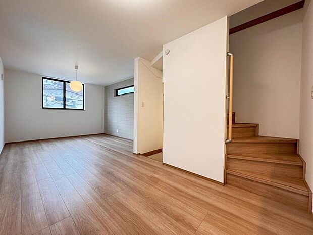 【リビング】リビングはご家族やお客様との時間など、多くの時を刻む空間。建築家が吟味を重ねたこだわりの設計です。