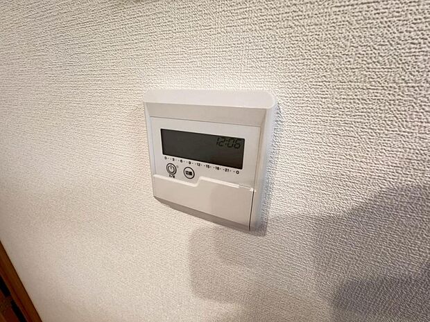 【床暖房】足元からじんわり暖まり、空気や肌が乾燥しにくく、また塵や埃も舞い上がりません。コードがなく室内はスッキリするので小さなお子様やペットがいるご家庭にも最適です。