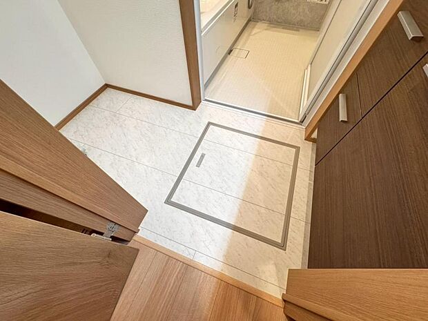 【脱衣場】脱衣場には床下収納がございます。お掃除用品や日用品のストック収納にご活用頂けます。