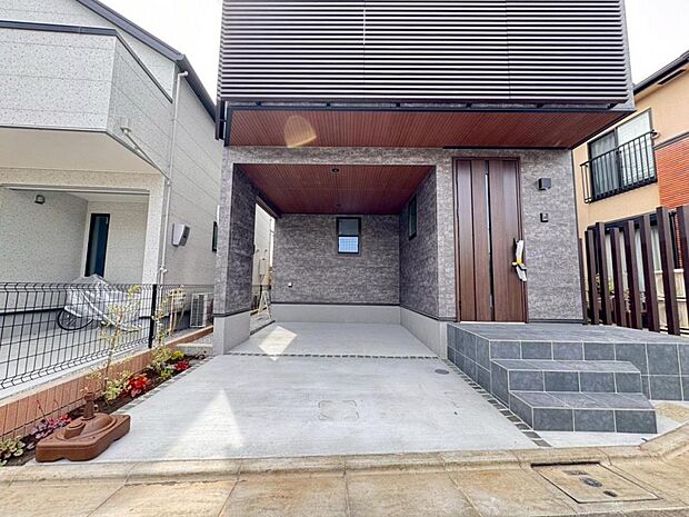 【駐車スペース】駐車スペースは1台完備。前面道路は交通量が少ないので、お車の出し入れも焦らずゆっくりできます。