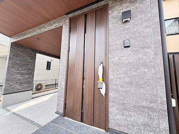 【玄関】お家の第一の顔の「玄関」。外壁との色味にも拘り、高級感のある美しい表情に仕上げました。素敵な1日をここからスタートしましょう。