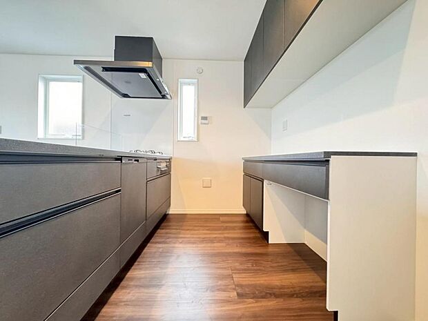 【キッチン】機能充実のシステムキッチンです。浄水器一体型水栓に3口グリルコンロ、食洗器と充実しておりママの家事をサポート致します。