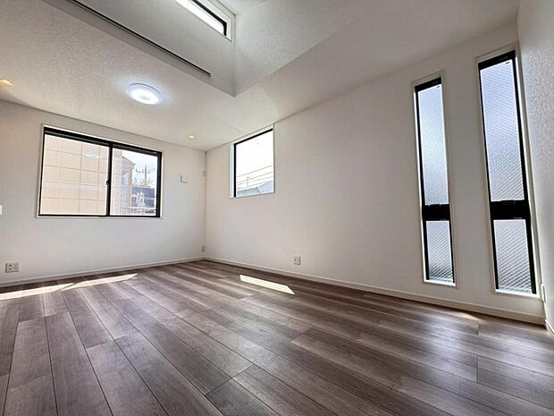 【ダイニング】リビングは１７帖ございます。外からの視線が気になりにくい２階リビング。プライベートを守りながら、ご家族との楽しい時間をお過ごし頂けます。