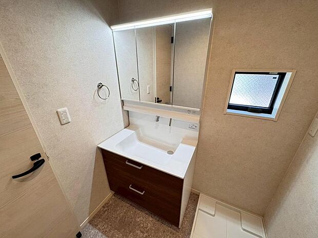 【洗面化粧台】実用性と機能美を兼ね備えた先進の洗面化粧台になります。耐水性や撥水性にも優れた仕様、3面鏡と一体となったキャビネットは収納力もUPします。