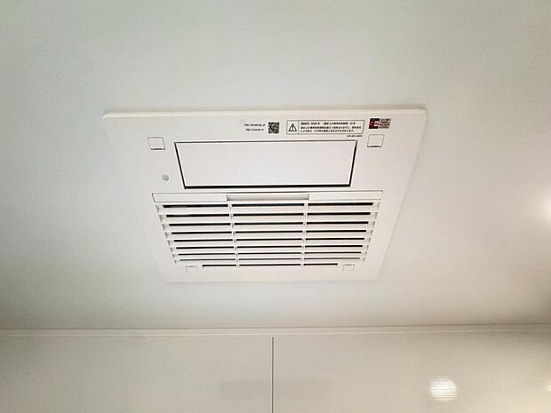 【浴室換気乾燥機】「浴室換気乾燥機」は梅雨の季節や春先の花粉の季節、最近ではPM2.5や黄砂の飛来対策としても外干しせずに室内で乾燥できるため、とても便利です。