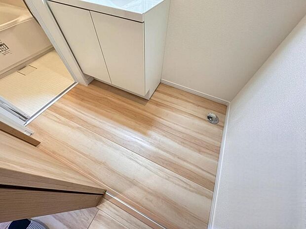 【脱衣場】コンパクトな広さながら、シンプルなデザインが印象的な脱衣場です。洗濯機、洗面台と日常的に使用するので使い勝手の良い空間に仕上げました。