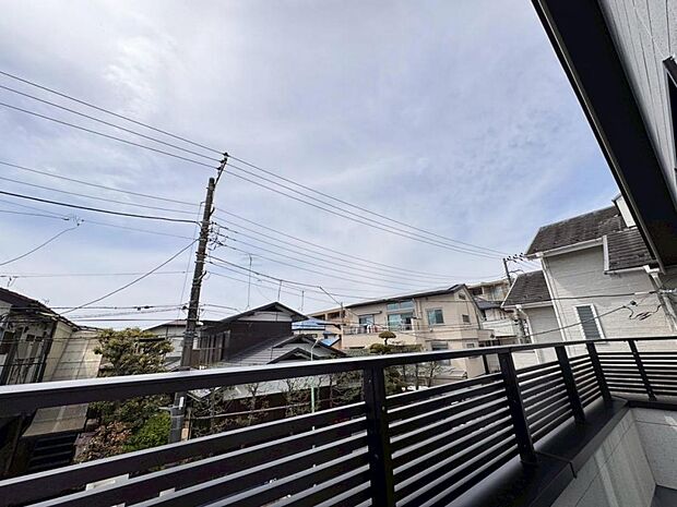 【眺望】陽当たり・通風・開放感・眺望に恵まれた環境です。周辺は高い建物がなく青い空が遠くまで広がります。