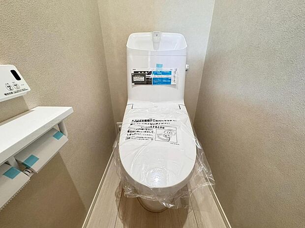 【トイレ】白を基調とし清潔感をデザインしたトイレ空間です。使い心地もしっかり追求した先進のトイレを搭載しております。