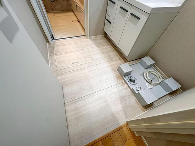 【脱衣場】シンプルなデザインが印象的な脱衣場です。洗濯機、洗面台と日常的に使用するので使い勝手の良い空間に仕上げました。