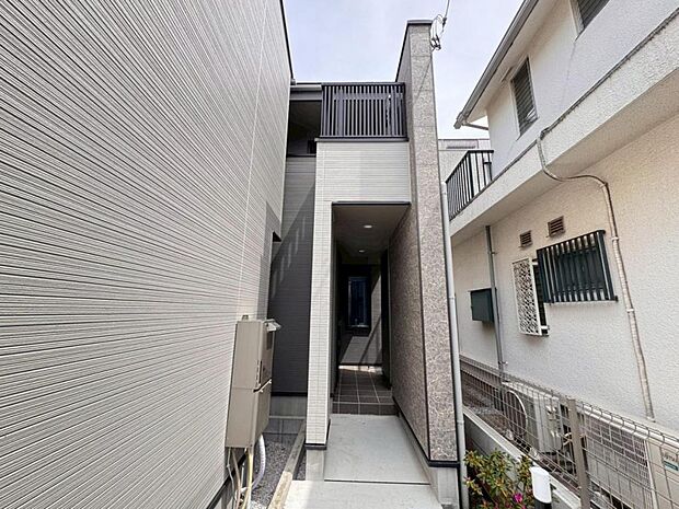 【外観】木造2階建て設計、3LDK+カースペース。暮らしを豊かにサポートする仕様設備や広々としたキッチンなど魅力が詰まったお住まいです。