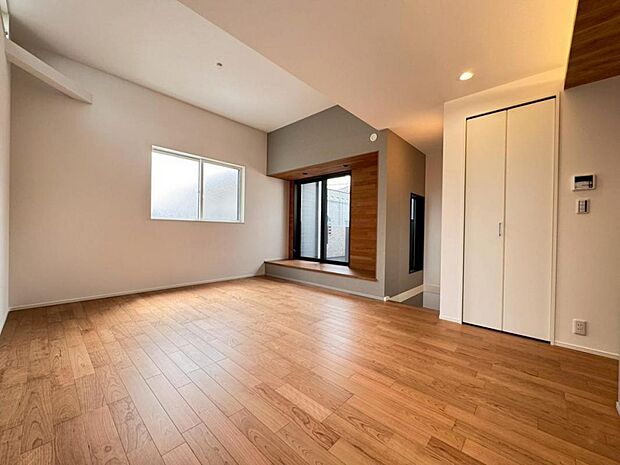 【リビング】リビングはご家族やお客様との時間など、多くの時を刻む空間。建築家が吟味を重ねたこだわりの設計です。(1号棟)