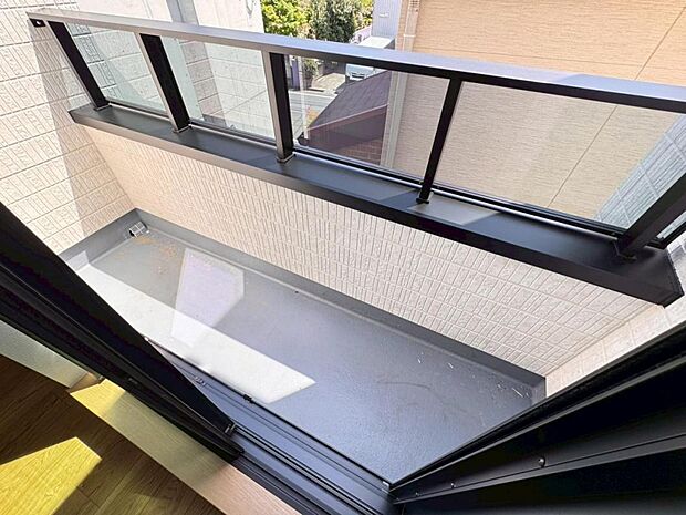 【バルコニー】陽当りの良いバルコニーはお洗濯物が効率よく乾きます。季節の光と風を感じられるとっておきの空間です。