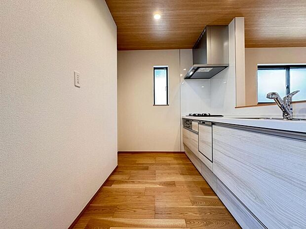 【キッチン】機能充実のシステムキッチンです。浄水器一体型水栓に3口グリルコンロ、食洗器と充実しておりママの家事をサポート致します。