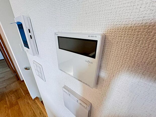 【オートバス】離れた場所からでも浴槽の操作が可能な追い焚き機能付きです。セミオート式になりますので操作も楽々。