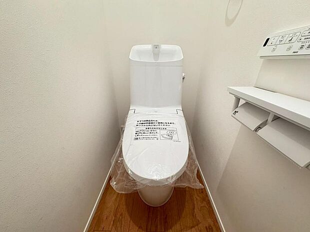【トイレ】白を基調とし清潔感をデザインしたトイレ空間です。使い心地もしっかり追求した先進のトイレを搭載しております。【施工例写真】
