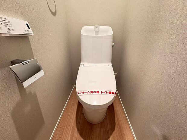【トイレ】白を基調とし清潔感をデザインしたトイレ空間です。使い心地もしっかり追求した先進のトイレを搭載しております。