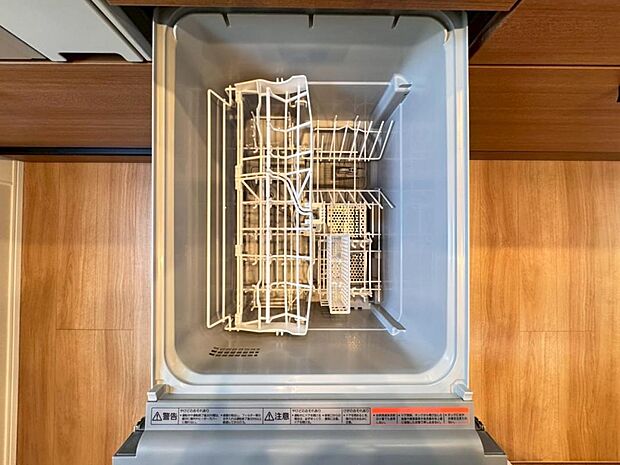 【食洗機】しつこい油汚れもサッと溶かして洗います。除菌も出来るので小さなお子様の食器洗いにも安心です。また、手洗いに比べて使用水量はごくわずか。時間と水道の節約になります。