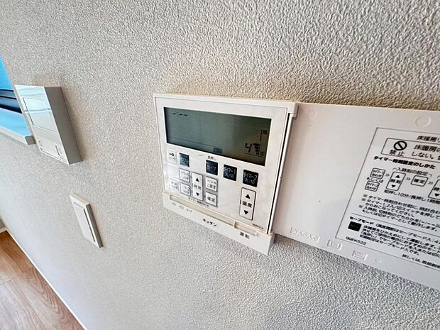 【床暖房】足元からじんわり暖まり、空気や肌が乾燥しにくく、また塵や埃も舞い上がりません。コードがなく室内はスッキリするので小さなお子様やペットがいるご家庭にも最適です。