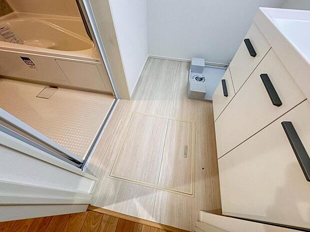 【脱衣場】コンパクトな広さながら、シンプルなデザインが印象的な脱衣場です。洗濯機、洗面台と日常的に使用するので使い勝手の良い空間に仕上げました。【施工例写真】