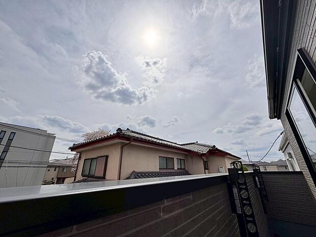 【眺望】圧迫感がなく、見晴らしや陽当りも良好です。閑静で落ち着いた街並みは心に安らぎとゆとりを叶えてくれます。