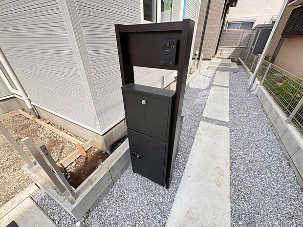 【宅配ボックス】大型宅配物もしっかり保管出来る宅配BOXが設置されております。留守中の荷物の受け渡しもスムーズに♪長期不在時もご安心いただけます。