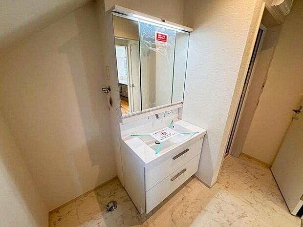 【洗面化粧台】実用性と機能美を兼ね備えた先進の洗面化粧台になります。耐水性や撥水性にも優れた仕様、3面鏡と一体となったキャビネットは収納力もUPします。