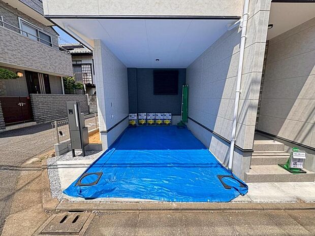 【駐車スペース】駐車スペースは1台完備。5M道路に面しておりますので、お車の駐車が苦手な方でも安心して駐車することが出来ます。