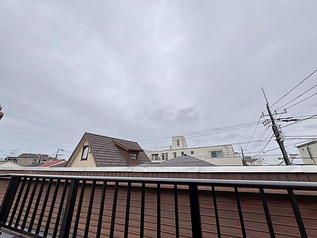 【眺望】陽当たり・通風・開放感・眺望に恵まれた環境です。周辺は高い建物がなく青い空が遠くまで広がります。