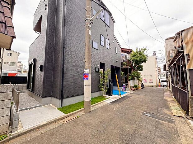 【前面道路】お車の出し入れも便利な前面道路です。歩道もしっかり整備されておりますので、小さなお子様がいらっしゃるファミリー層にも安心です。
