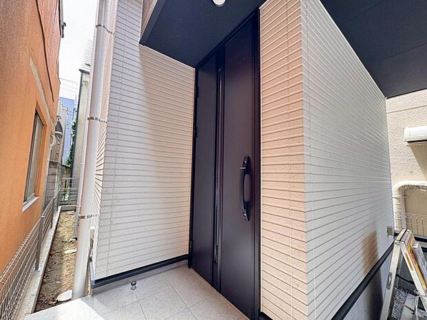 【玄関】お家の第一の顔とも言える「玄関」。清潔感のあるシンプルな空間で大切なお客様をお迎えします。