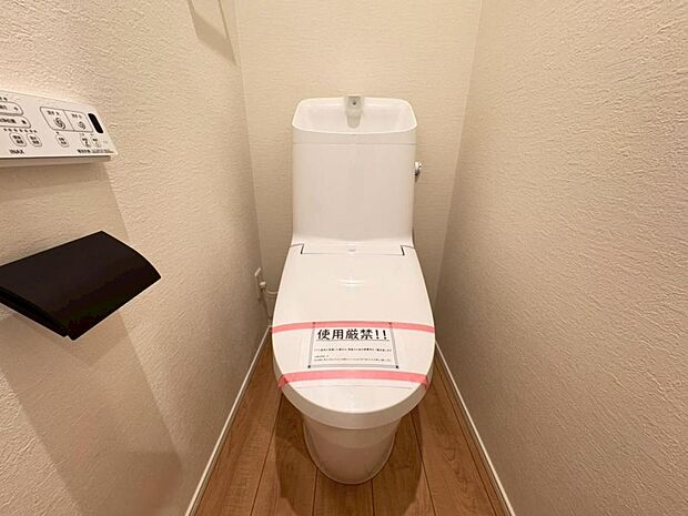 【トイレ】白を基調とし清潔感をデザインしたトイレ空間です。使い心地もしっかり追求した先進のトイレを搭載しております。