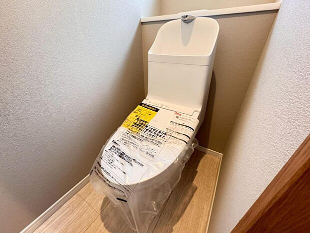 【トイレ】白を基調とし清潔感をデザインしたトイレ空間です。使い心地もしっかり追求した先進のトイレを搭載しております。