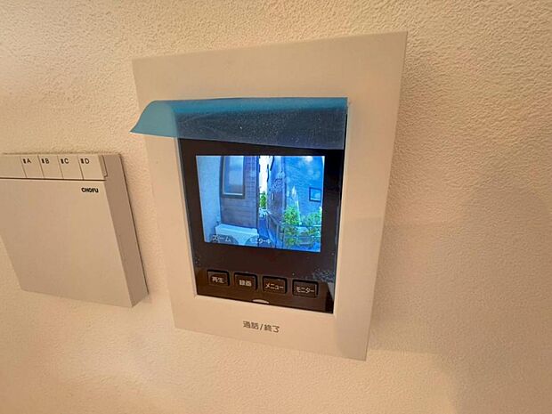 【モニター付きインターホン】ドアを開ける前に訪問者の顔を確認できます。不審者や無用なセールスだった場合に玄関を開ける必要がなく、防犯性を向上してくれます。