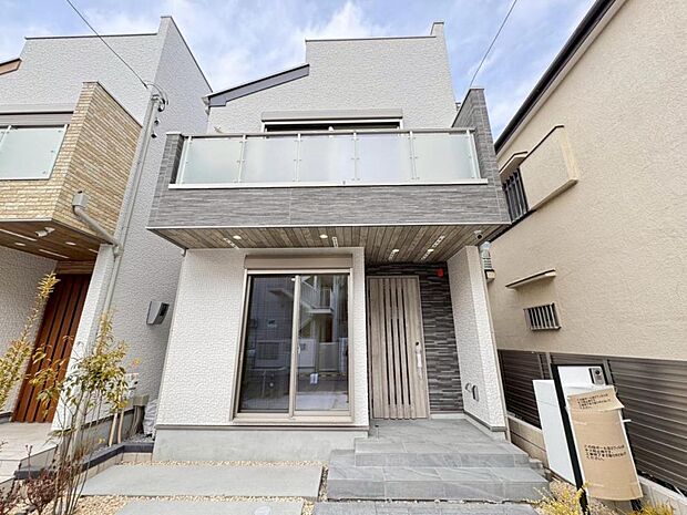 【外観】木造２階建て設計、４ＬＤＫ＋ルーフバルコニー＋カースペース。前面道路は南側に面しており、1日中採光が室内を明るく演出します。