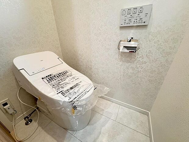 【トイレ】高機能タンクレスタイプのトイレを採用。見た目の美しさだけではなく、お手入れ・お掃除が簡単なのも重要なポイントです。