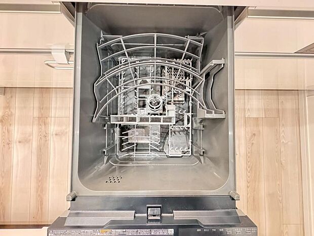 【食洗機】しつこい油汚れもサッと溶かして洗います。除菌も出来るので小さなお子様の食器洗いにも安心です。また、手洗いに比べて使用水量はごくわずか。時間と水道の節約になります。