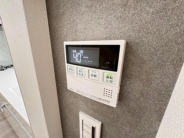 【オートバス】離れた場所からでも浴槽の操作が可能な追い焚き機能付きです。セミオート式になりますので操作も楽々。