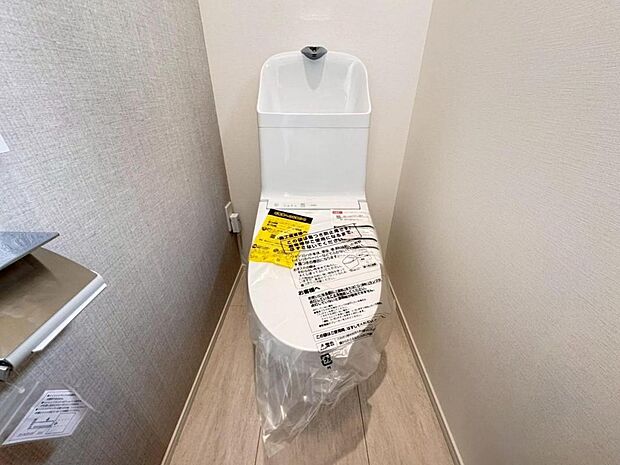 【トイレ】白を基調とし清潔感をデザインしたトイレ空間です。使い心地もしっかり追求した先進のトイレを搭載しております。