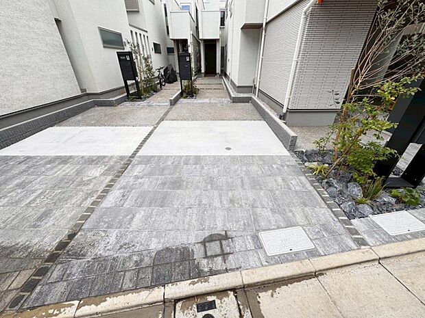 【駐車スペース】駐車スペースは1台完備。8Ｍ道路に面しておりますので、お車の駐車が苦手な方でも安心して駐車することが出来ます。