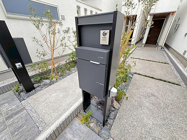 【宅配ボックス】大型宅配物もしっかり保管出来る宅配BOXが設置されております。留守中の荷物の受け渡しもスムーズに♪長期不在時もご安心いただけます。