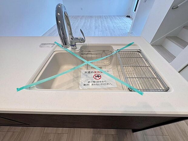 【浄水器一体型水栓】水栓の中に浄水カートリッジが組み込まれた「浄水器一体型水栓」です。ホースが伸びるのでシンクのお掃除も快適です。