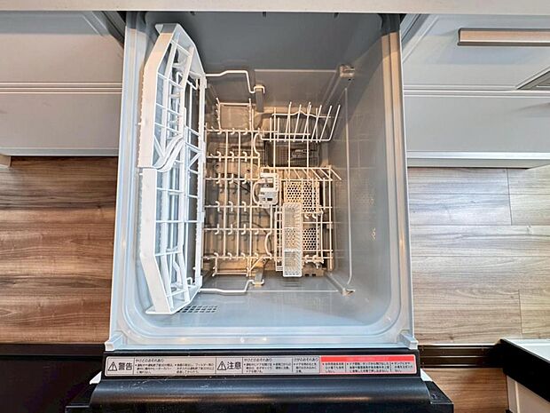 【食洗機】しつこい油汚れもサッと溶かして洗います。除菌も出来るので小さなお子様の食器洗いにも安心です。また、手洗いに比べて使用水量はごくわずか。時間と水道の節約になります。