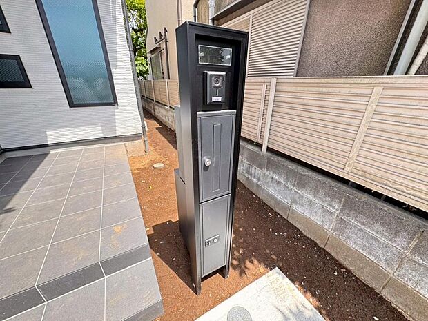【宅配ボックス】大型宅配物もしっかり保管出来る宅配BOXが設置されております。留守中の荷物の受け渡しもスムーズに♪長期不在時もご安心いただけます。
