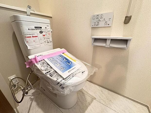 【トイレ】白を基調とし清潔感をデザインしたトイレ空間です。使い心地もしっかり追求した先進のトイレを搭載しております。