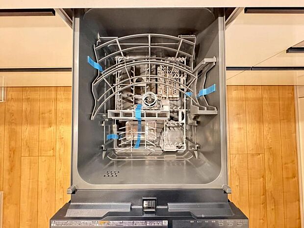 【食洗機】しつこい油汚れもサッと溶かして洗います。除菌も出来るので小さなお子様の食器洗いにも安心です。また、手洗いに比べて使用水量はごくわずか。時間と水道の節約になります。